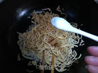 一双筷子搞定的麻辣香干丝的做法步骤：6