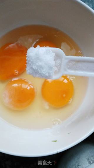 香椿鸡蛋饼的做法步骤：4