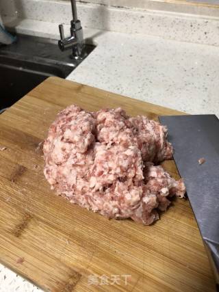 猪肉芹菜香葱水饺的做法步骤：1