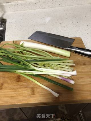 猪肉芹菜香葱水饺的做法步骤：2