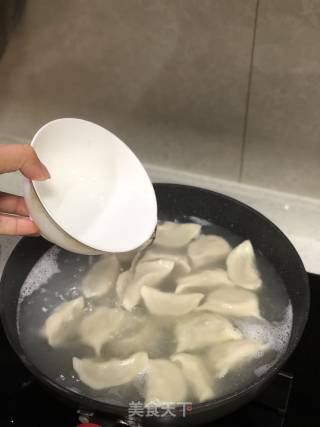 猪肉芹菜香葱水饺的做法步骤：17