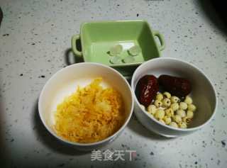 冰糖银耳莲子羹的做法步骤：1