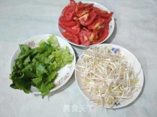 生菜银芽煮番茄的做法步骤：2