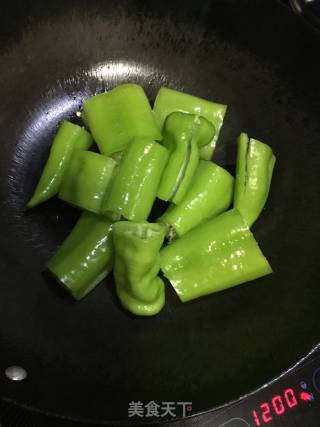 虎皮青椒的做法步骤：2