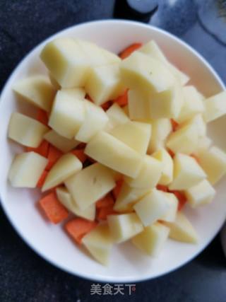 土豆胡萝卜块烧肉的做法步骤：2