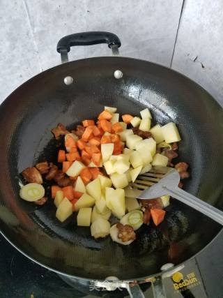 土豆胡萝卜块烧肉的做法步骤：6