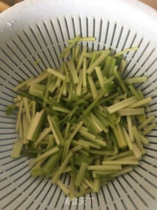 香芹炒豆皮的做法步骤：2