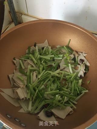 香芹炒豆皮的做法步骤：6