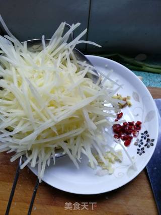 酸辣土豆丝的做法步骤：1