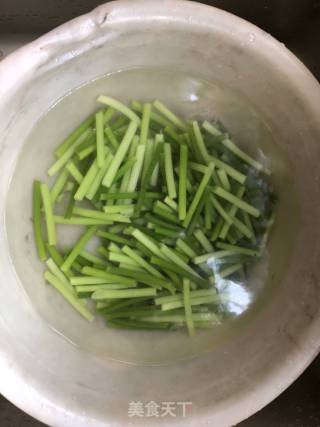 蒜苗炒咸肉的做法步骤：2