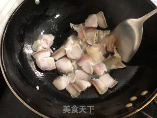 蒜苗炒咸肉的做法步骤：4