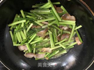蒜苗炒咸肉的做法步骤：7
