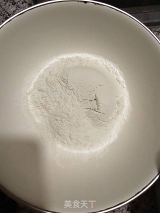 甜甜蜜蜜，黑芝麻糖饼的做法步骤：1