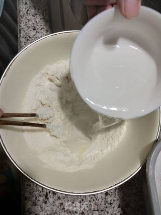 甜甜蜜蜜，黑芝麻糖饼的做法步骤：2