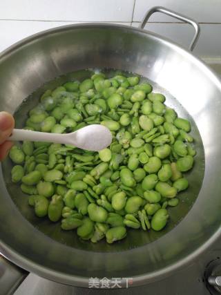 葱油蚕豆的做法步骤：2