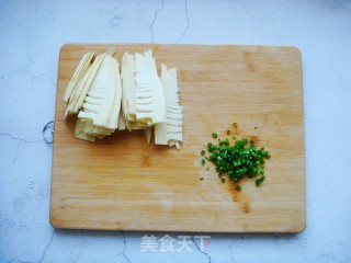 剁椒蒸春笋的做法步骤：3