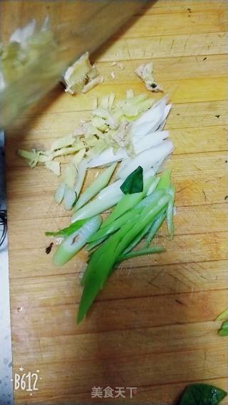 肉丁炒蒜苔的做法步骤：2