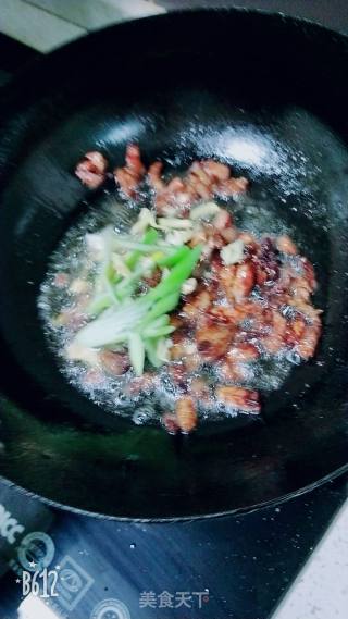 肉丁炒蒜苔的做法步骤：5