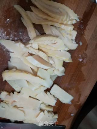 鸡肉炒春笋的做法步骤：3