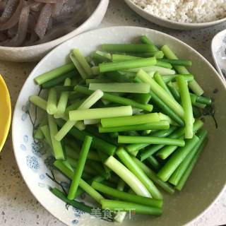 蒜苔炒肉的做法步骤：1