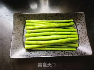 粉丝烧芦笋的做法步骤：1