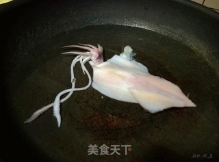 青椒红鱿的做法步骤：2