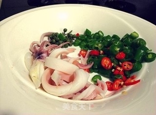 青椒红鱿的做法步骤：3