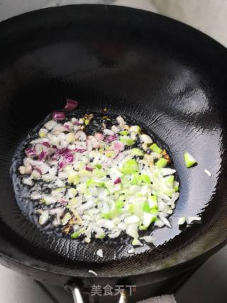 春食香椿鲜～香椿炒饭的做法步骤：3