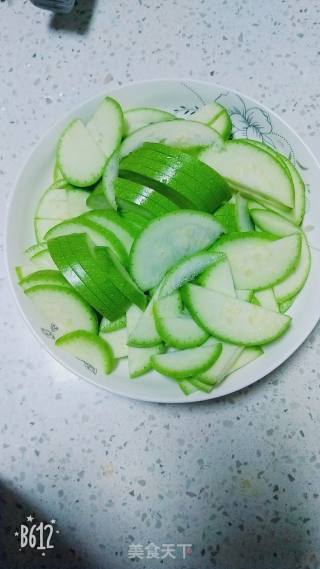 西葫芦炒肉的做法步骤：1