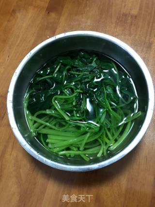 菠菜炒鸡蛋的做法步骤：1
