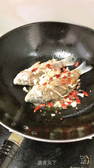 酱烧豆瓣鲫鱼的做法步骤：3
