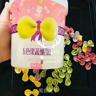 营养早餐：鸡蛋蝴蝶面饼的做法步骤：1