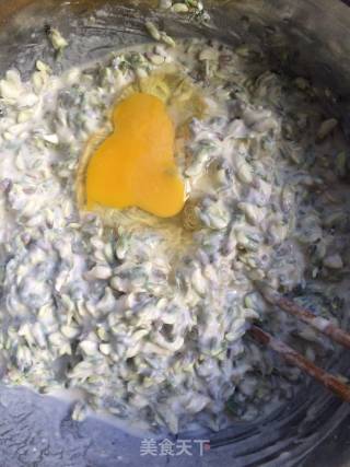 香煎槐花蛋饼的做法步骤：4