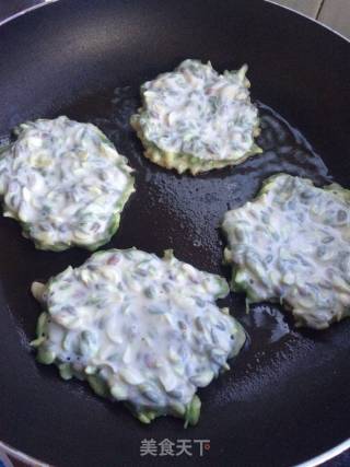 香煎槐花蛋饼的做法步骤：6