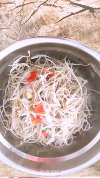 豆芽菜春卷的做法步骤：3