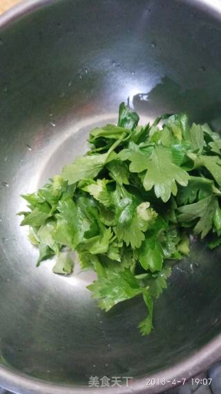 芹菜叶煎饼的做法步骤：1
