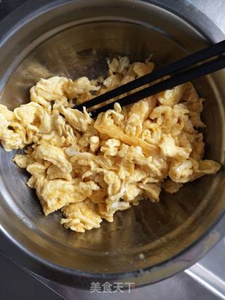 韭菜鸡蛋蒸饺的做法步骤：2