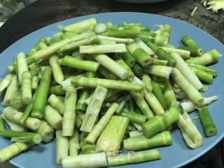 青笋炒腊肉的做法步骤：2
