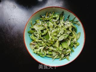 小米椒拌蒲公英的做法步骤：1