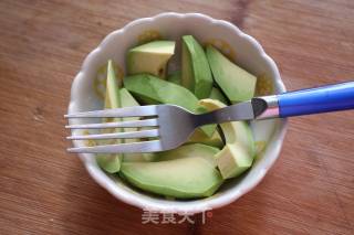 牛油果鸡蛋土司片的做法步骤：2