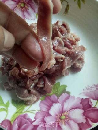 泡椒炒猪舌的做法步骤：1