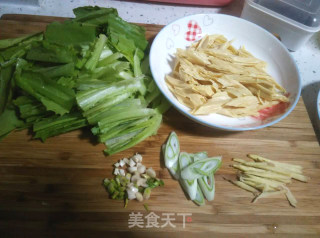 油麦炒腐竹的做法步骤：1