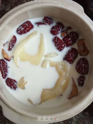 纯奶炖鸡蛋胶的做法步骤：2