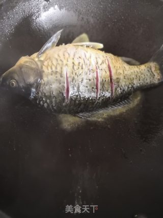 油焖鲤鱼的做法步骤：2