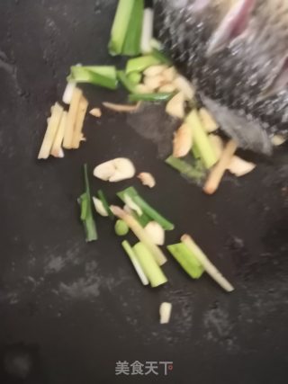 油焖鲤鱼的做法步骤：3