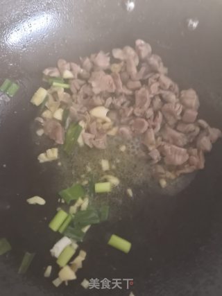 酸豆角炒鸡杂的做法步骤：2