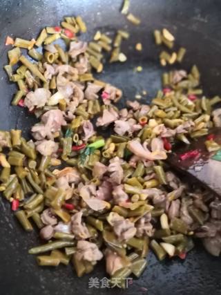 酸豆角炒鸡杂的做法步骤：3