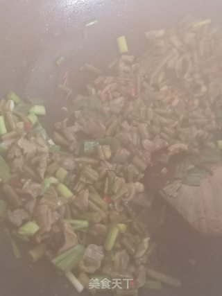 酸豆角炒鸡杂的做法步骤：4