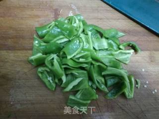 猪头肉炒尖椒胡萝卜的做法步骤：2