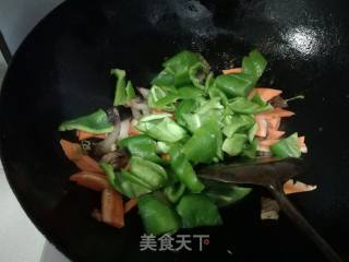 猪头肉炒尖椒胡萝卜的做法步骤：7